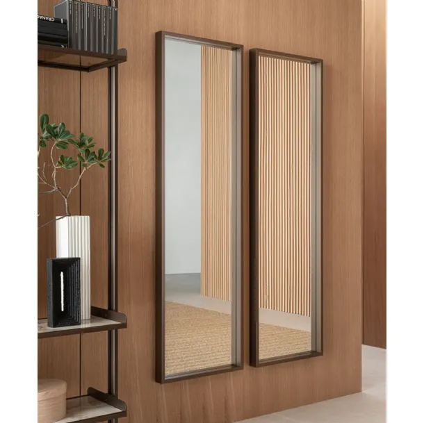 Specchio Altea con cornice in alluminio di Riflessi