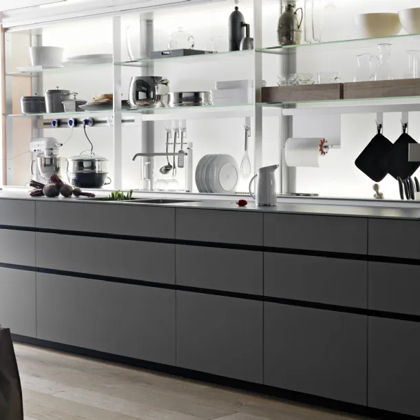 Cucina Design Artematica in linea, in vetro temprato laccato opaco Vitrum Grigio Cemento di Valcucine