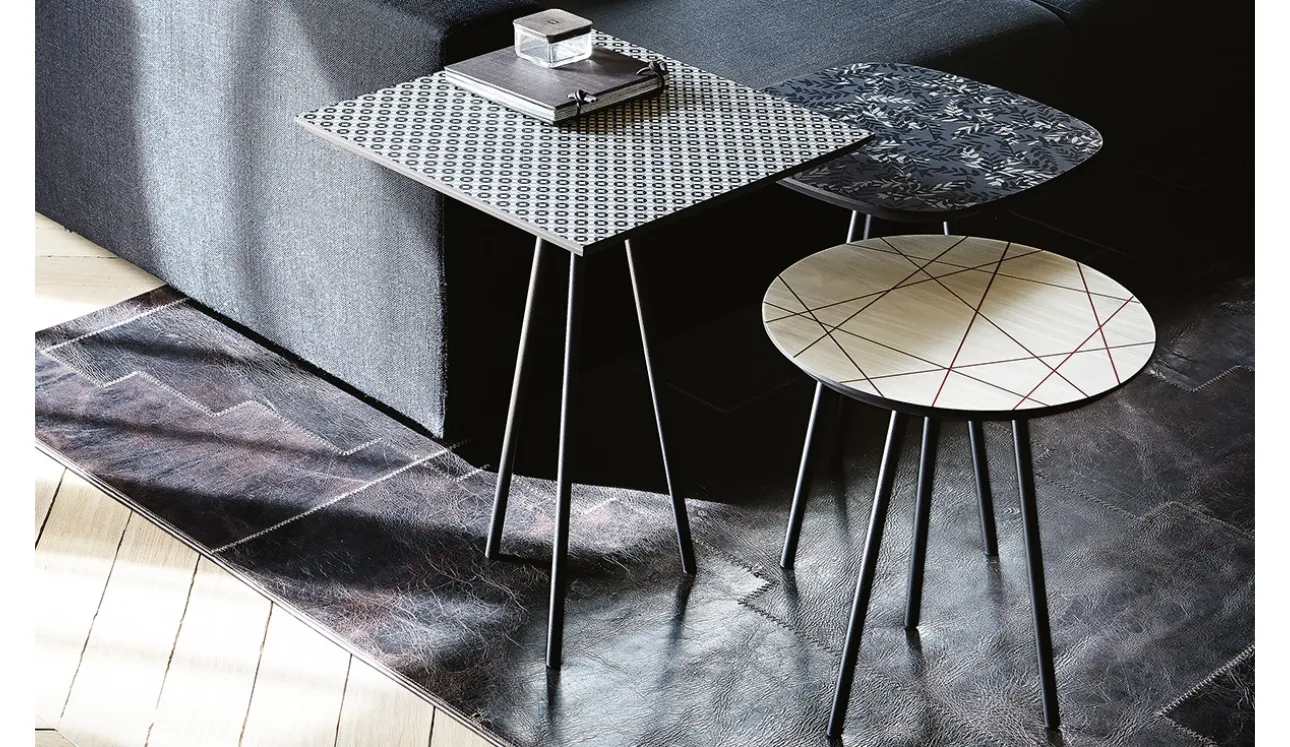 Tavolino in acero serigrafato e base in acciaio Kaos di Cattelan Italia