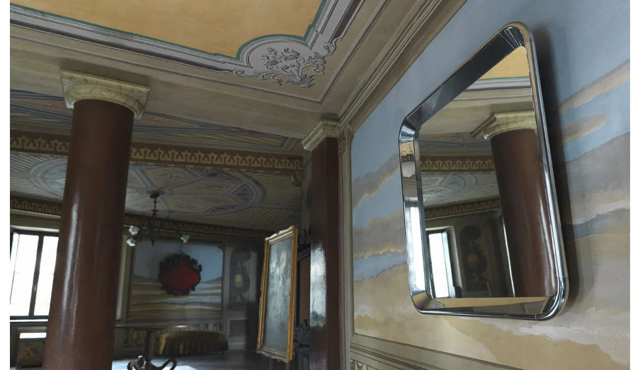 Specchio con cornice in estruso di alluminio lucido Déjà-vu di Magis