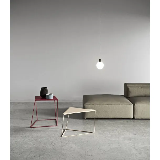 Tavolino Kona dalla forma irregolare che viene accentuata dal basamento sfalsato dal design dinamico e originale di Presotto