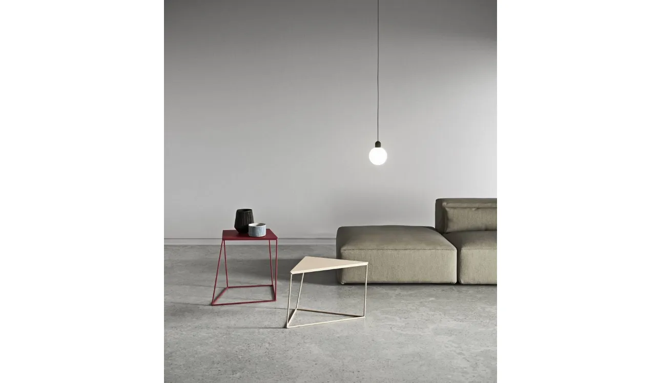 Tavolino Kona dalla forma irregolare che viene accentuata dal basamento sfalsato dal design dinamico e originale di Presotto