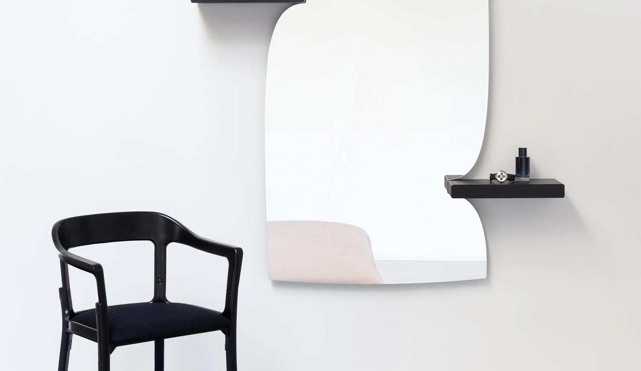 Specchio Morphed Mirror con mensole di Magis