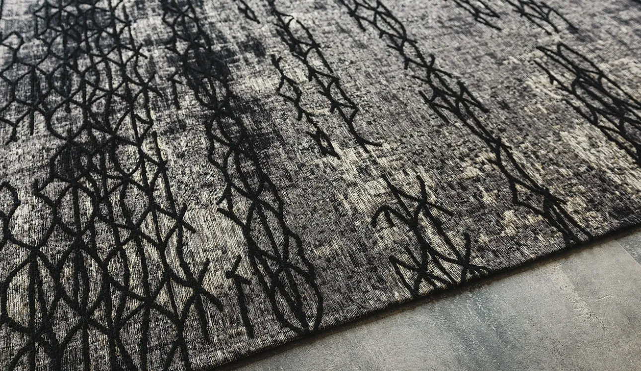 Tappeto Mumbai grigio e nero tessuto in cotone e ciniglia a rilievo di Cattelan Italia