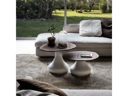 Tavolino in alluminio verniciato con piano in MDF impiallacciato con sezione di tronco d'albero di Noce Rio di Cattelan Italia