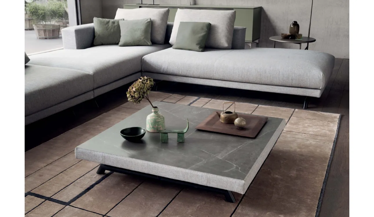 Tavolino quadrato San Marino con top in ceramica, bordo rivestito in tessuto e piedini in peltro di Presotto