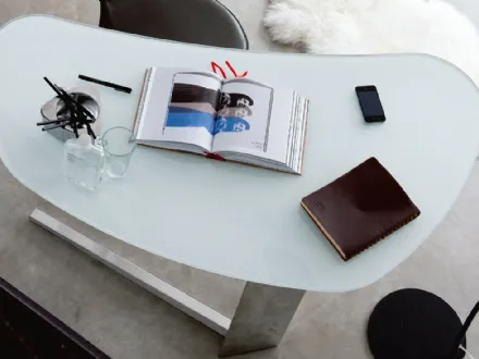 Scrittoio Island con base in acciaio e piano in cristallo temperato verniciato bianco di Cattelan Italia