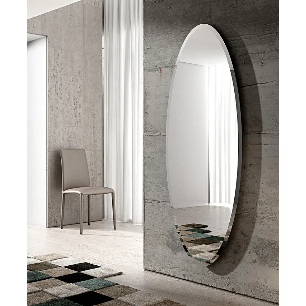 Specchio ovale bisellato di straordinario impatto visivo Ionico di Riflessi