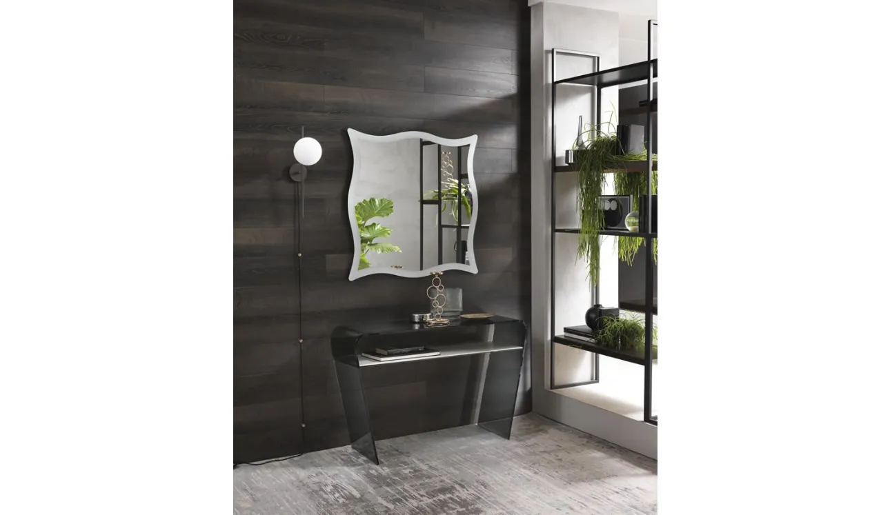 Specchio con cornice perimetrale effetto sabbiato dall’aspetto sinuoso e fiabesco Moving di Riflessi