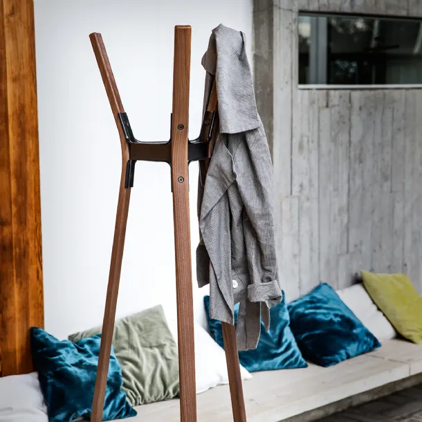 Appendiabiti in massello di noce americano Steelwood Coat Stand di Magis