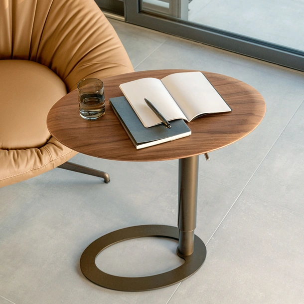 Tavolino ad altezza regolabile Tek con piano in legno di Riflessi