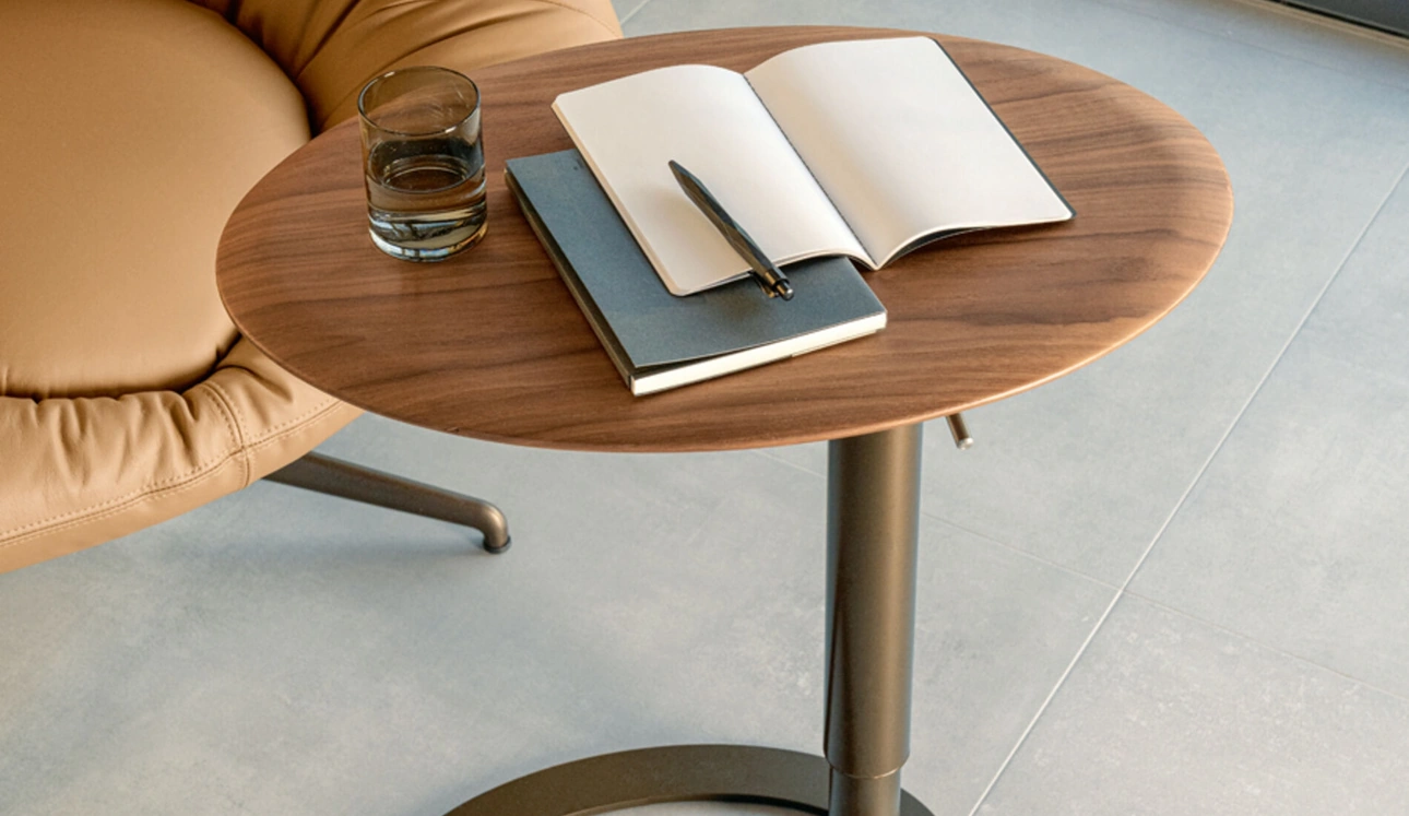 Tavolino ad altezza regolabile Tek con piano in legno di Riflessi