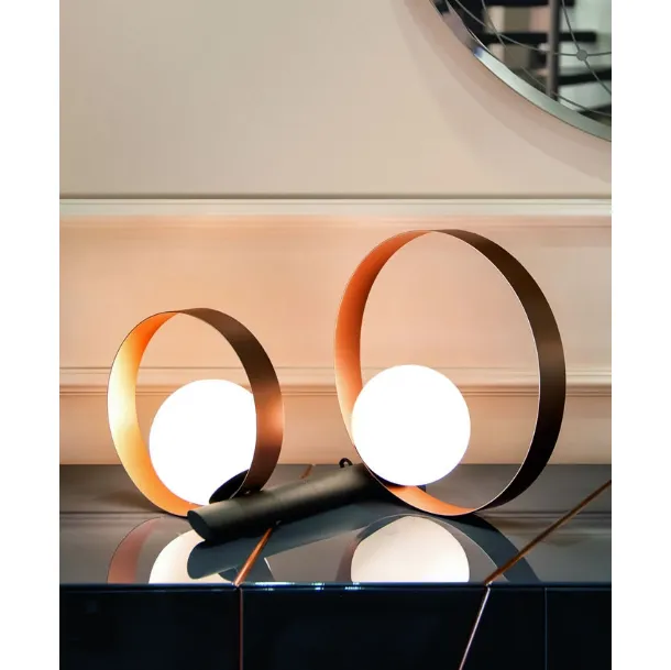 Lampada Bubble Duo da Tavolo formata da due anelli metallici di diversa dimensione e da due bulbi in vetro bianco satinato di Riflessi