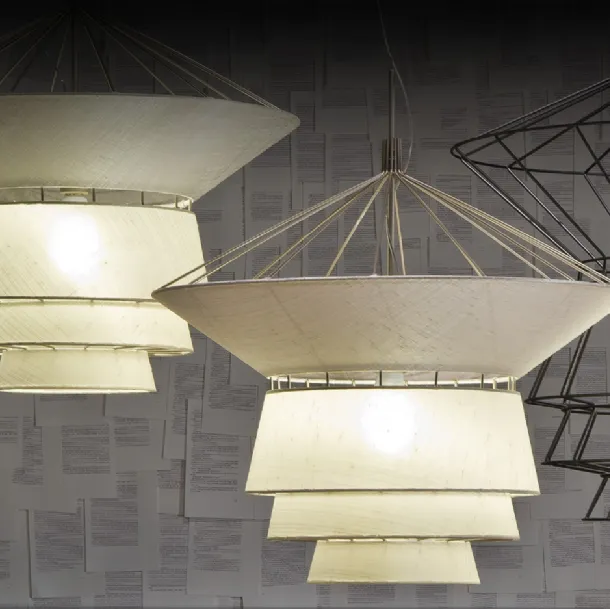 Lampada a sospensione costituita da una griglia tridimensionale in acciaio verniciato parzialmente rivestita in tessuto Bolero di Cattelan Italia