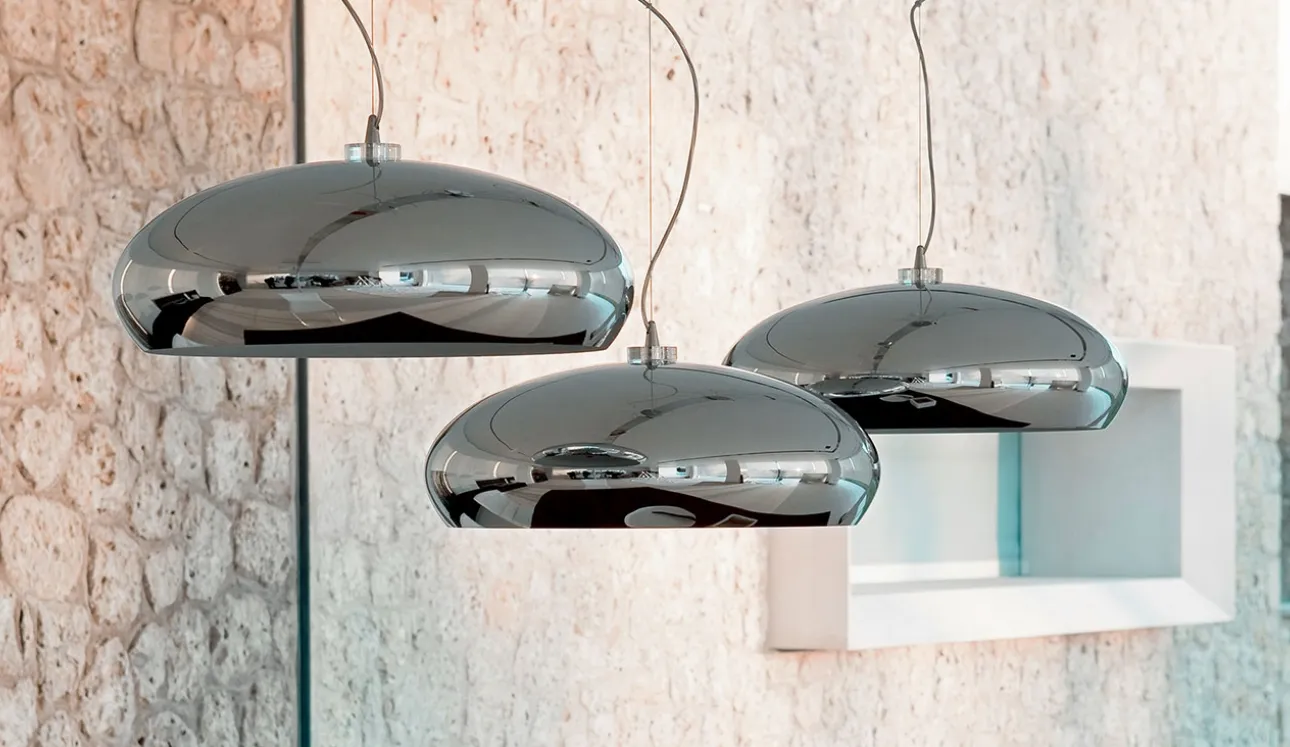 Lampada a sospensione in acciaio cromato a cupola bianca Hublot di Cattelan Italia