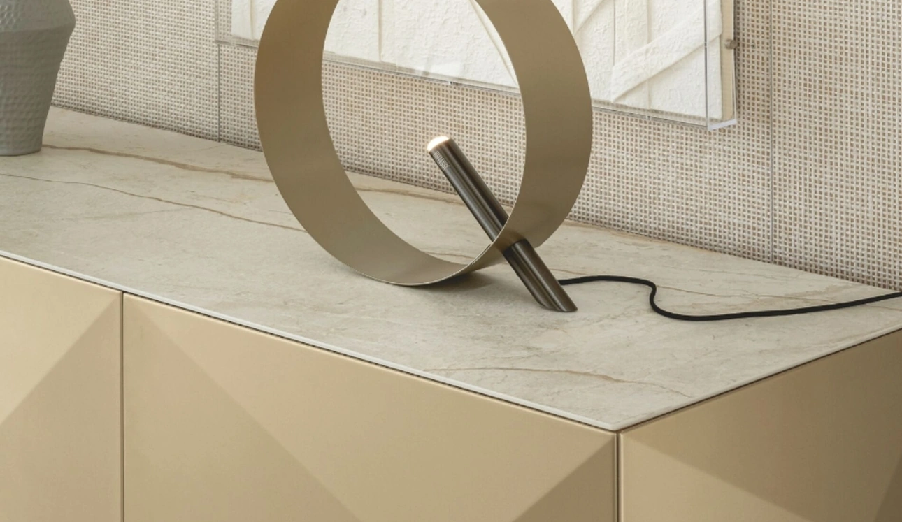 Lampada da tavolo Led Loop T di Riflessi