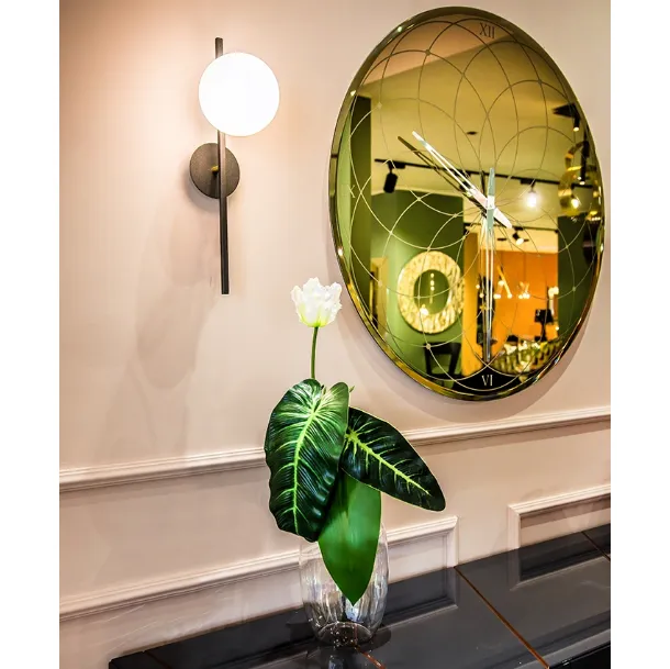 Lampada da parete Meridian Applique in metallo con bulbo in vetro bianco satinato di Riflessi
