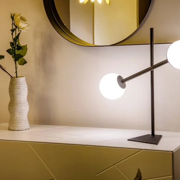Lampada Meridian da Tavolo in metallo con due bulbi in vetro bianco satinato di Riflessi
