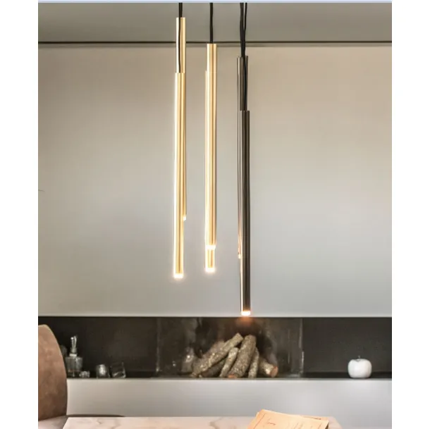 Lampada a sospensione Stilo S6 formata da 6 tubolari in metallo verniciato con trattamento satinato galvanico di Riflessi