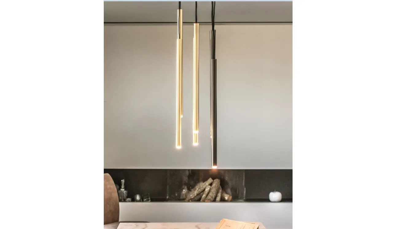 Lampada a sospensione Stilo S6 formata da 6 tubolari in metallo verniciato con trattamento satinato galvanico di Riflessi
