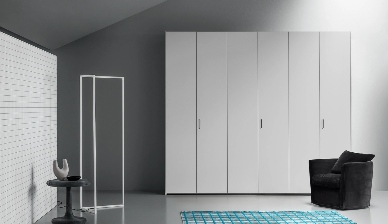 Armadio con ante battenti Aria Simple Incavo di Kristalia