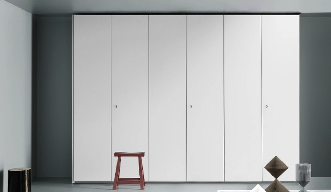 Armadio con ante battenti Aria Simple Incavo di Kristalia