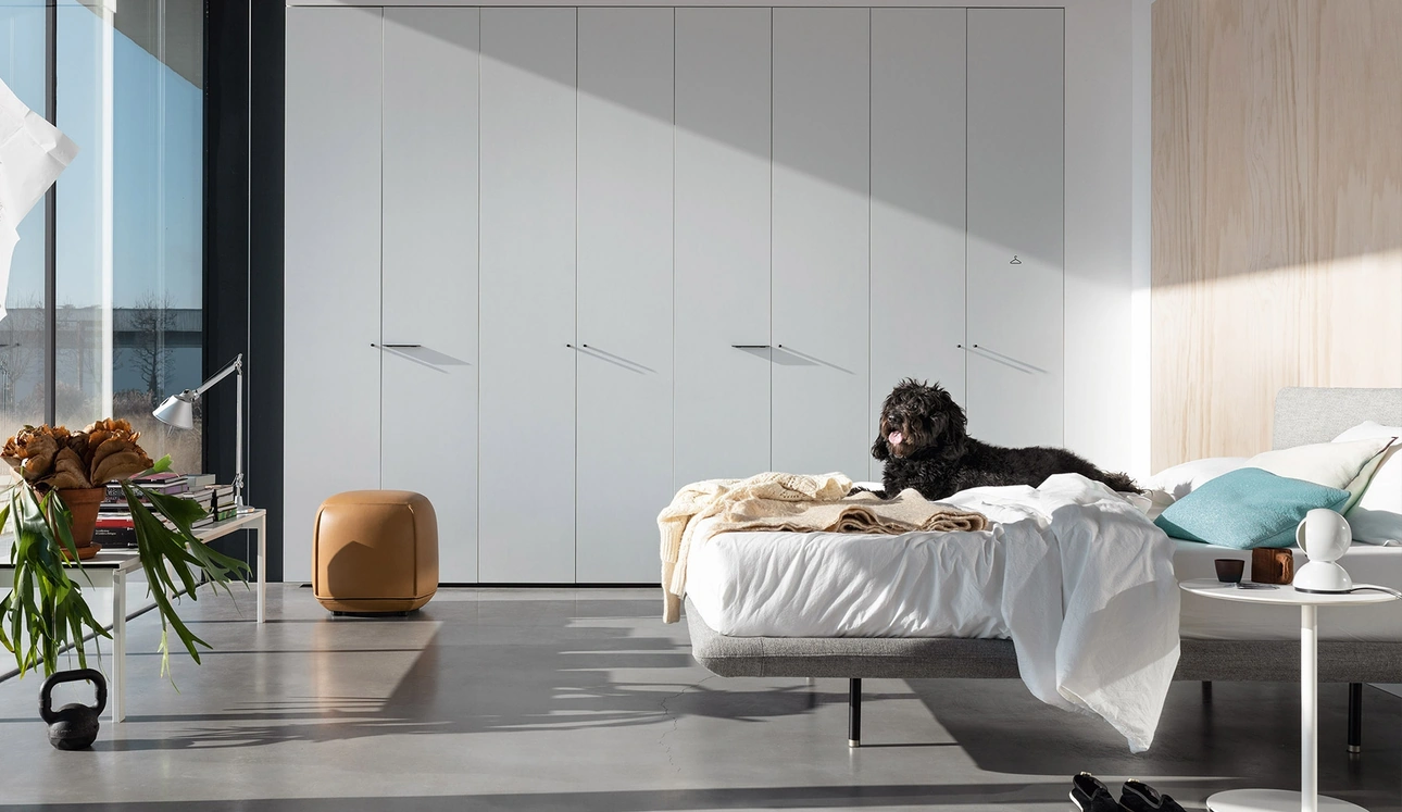 Armadio con ante battenti Aria Simple di Kristalia