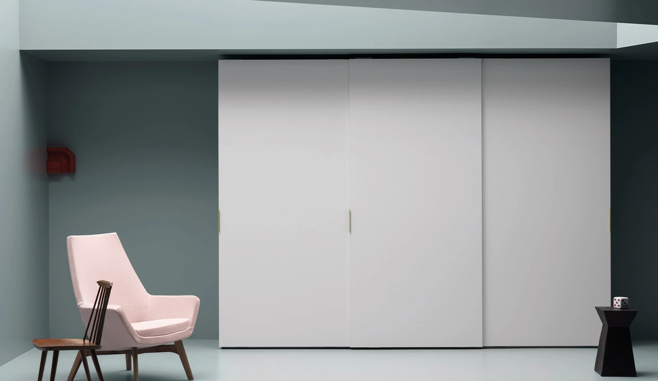 Armadio con ante scorrevoli Aria Simple di Kristalia
