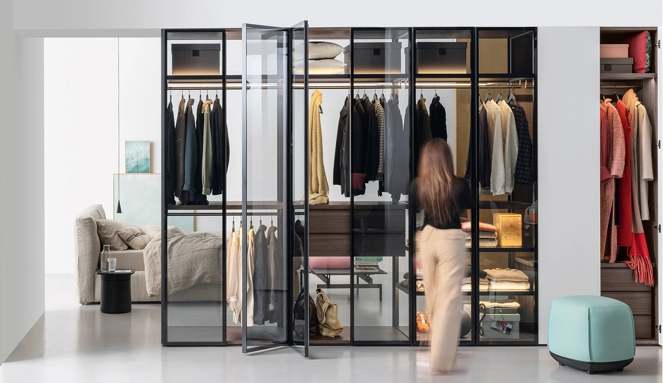 Armadio con ante in vetro Aria telaio di Kristalia