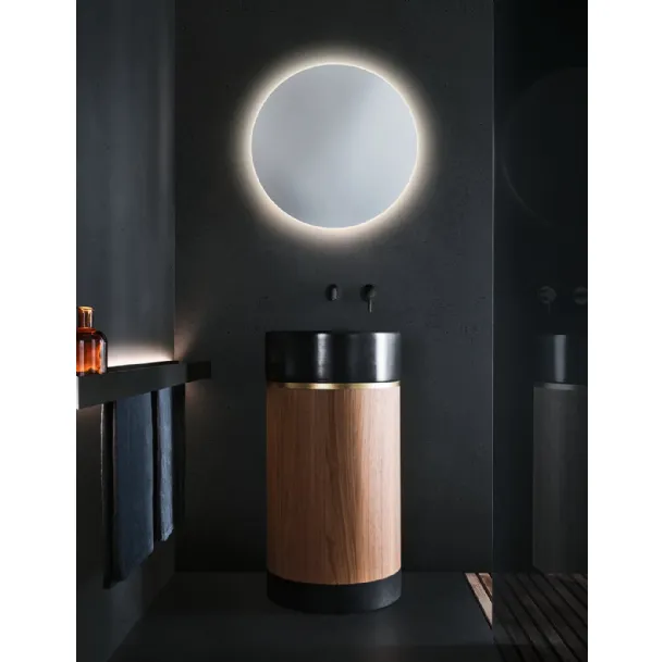 Lavabo Verticale con lavabo in ceramica nera opaca, fascia finitura oro satinato, parte centrale in Noce Canaletto e zoccolo in Rovere nero Roma 23 06 di Milldue