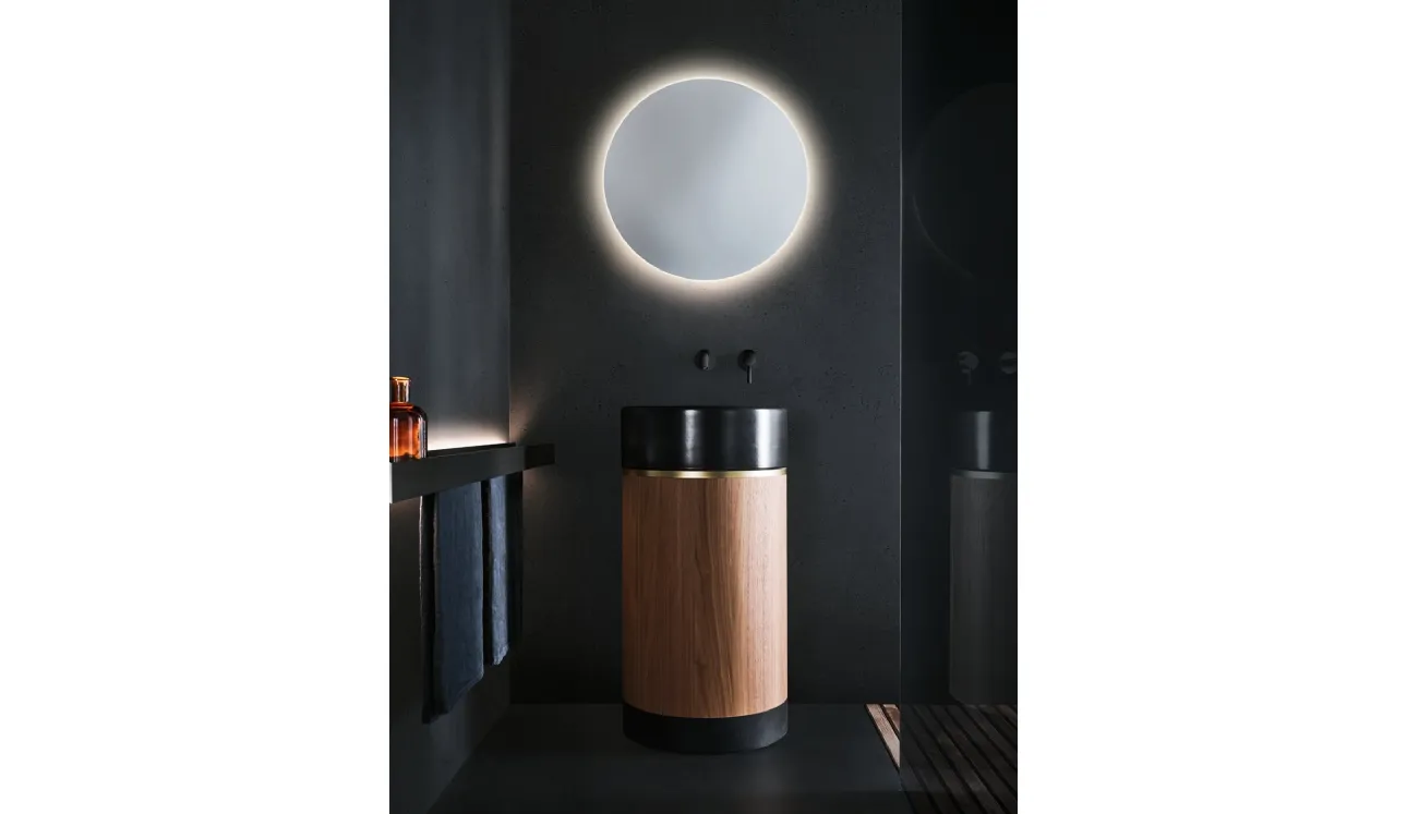 Lavabo Verticale con lavabo in ceramica nera opaca, fascia finitura oro satinato, parte centrale in Noce Canaletto e zoccolo in Rovere nero Roma 23 06 di Milldue