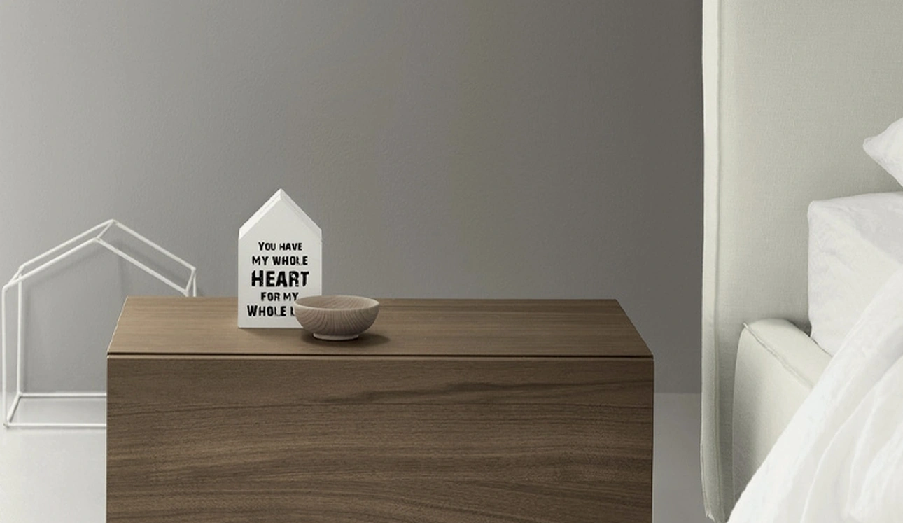 Comodino in noce All Night di Kristalia