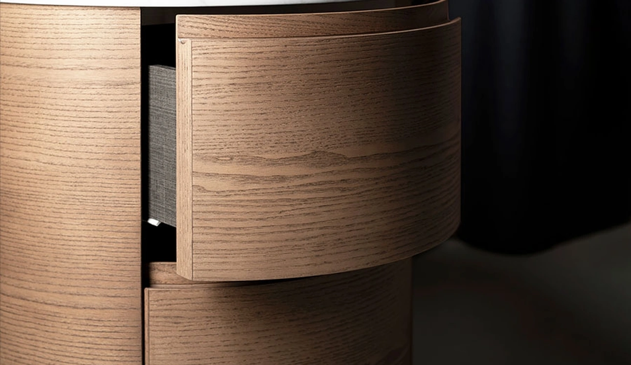 Comodino in legno Orbit con top in marmo di Kristalia