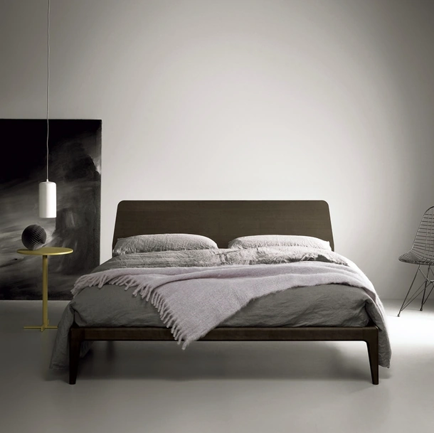 Letto in legno con testiera Bun di Kristalia