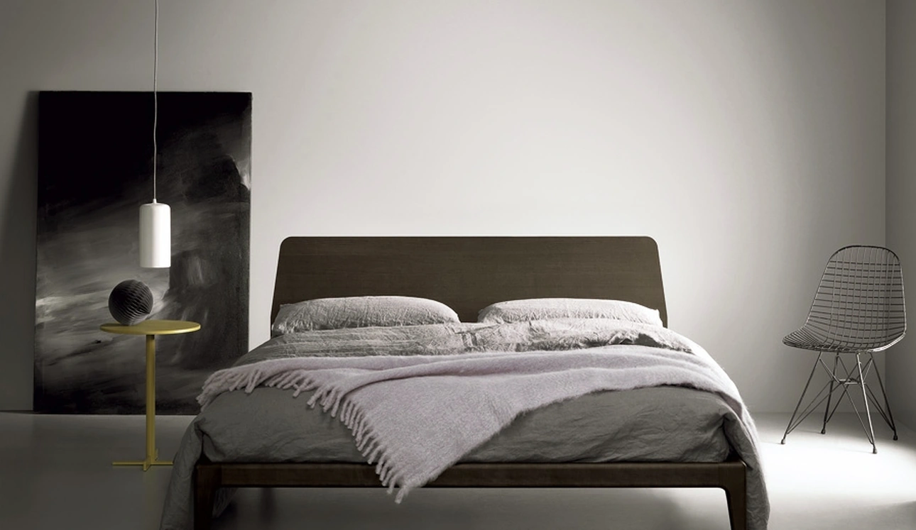 Letto in legno con testiera Bun di Kristalia