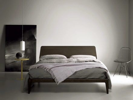 Letto in legno con testiera Bun di Kristalia