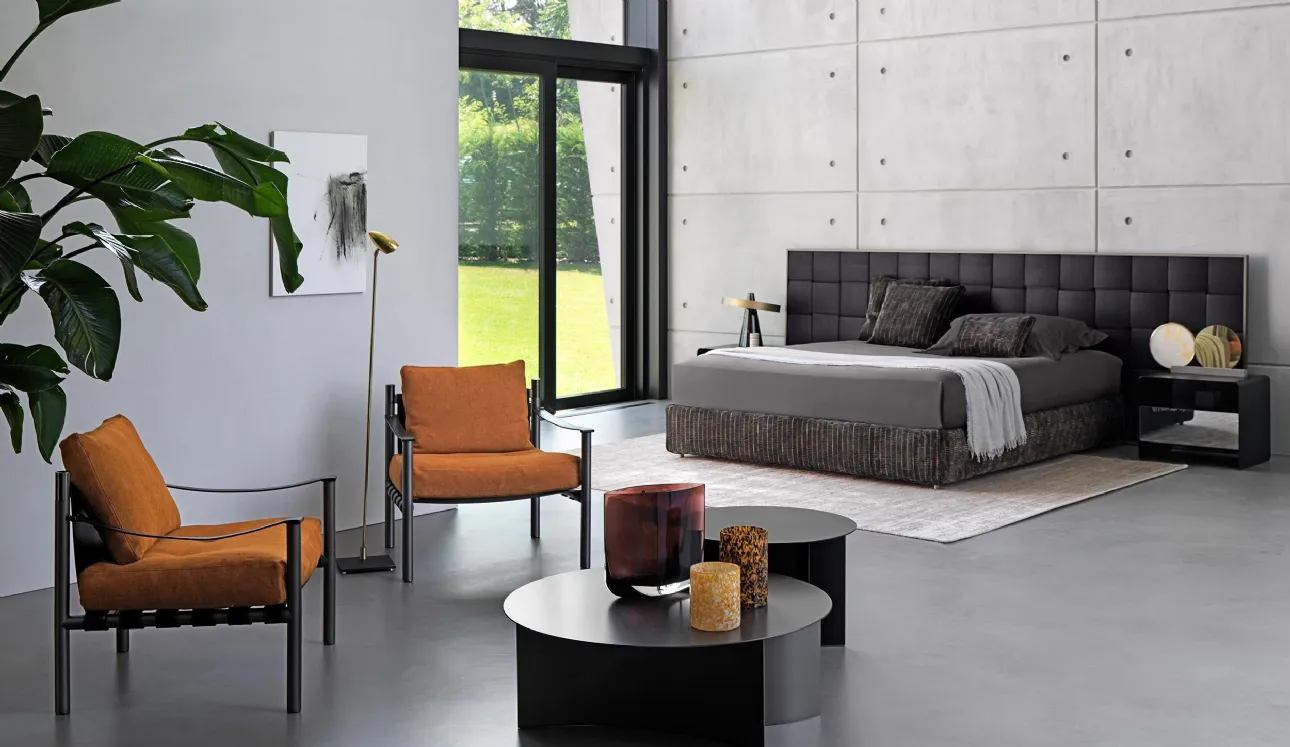 Letto Jaipur con testiera importante realizzata con una boiserie in legno di rovere intrecciata di Flou