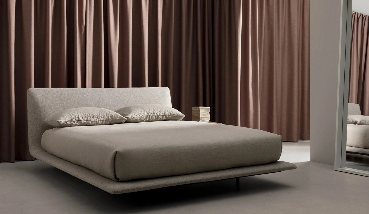 Letto di design Legri in tessuto imbottito di Kristalia