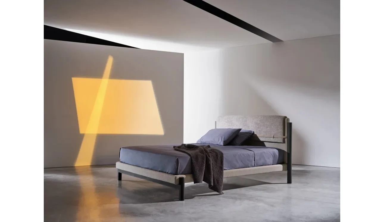 Letto in tessuto Strap di Gervasoni