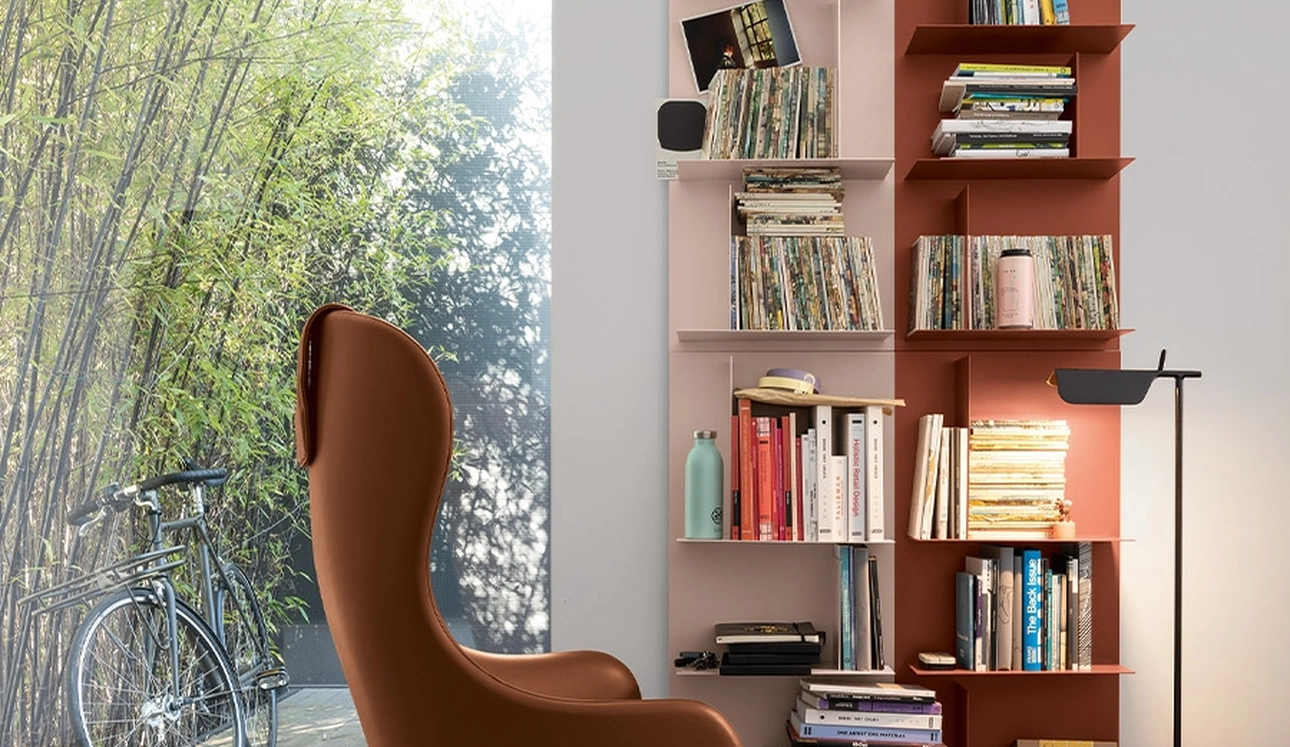 Libreria sospesa Avenue in metallo di Kristalia