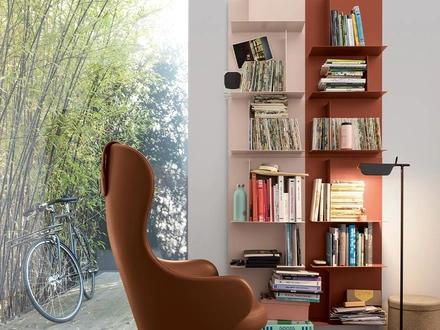 Libreria sospesa Avenue in metallo di Kristalia