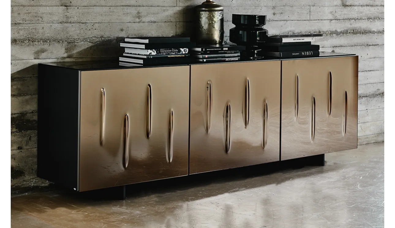 Madia in legno con ante bombate in cristallo specchiato bronzo Carnaby di Cattelan Italia