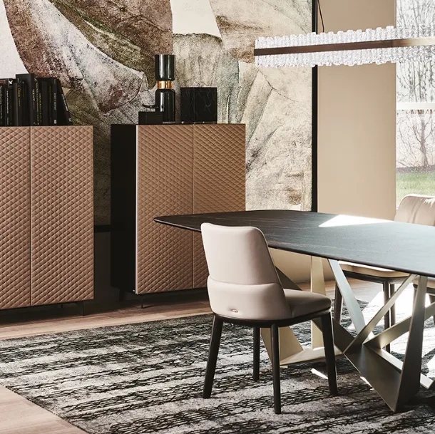 Madia in legno goffrato con base in acciaio e ante in ecopelle Tiffany di Cattelan Italia