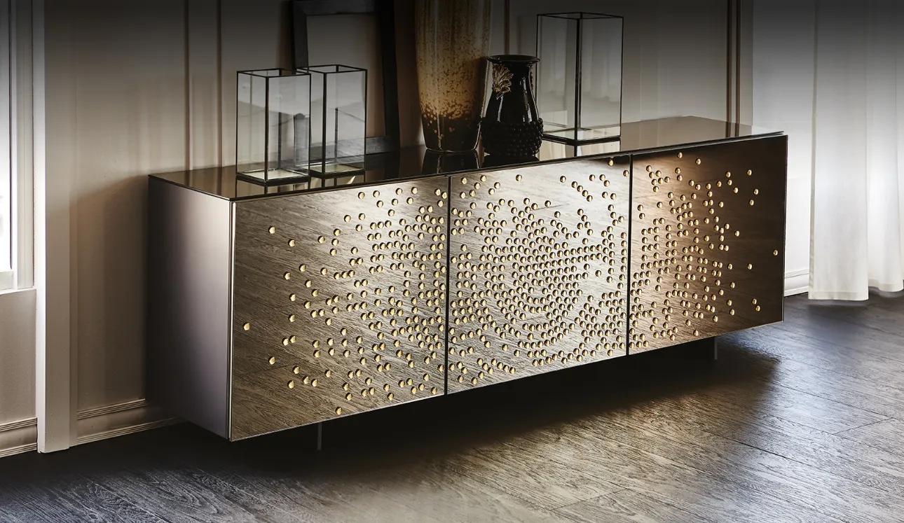 Madia con ante in cristallo specchiato bronzo acidato con decori in rilievo in nero lucido Voyager di Cattelan Italia