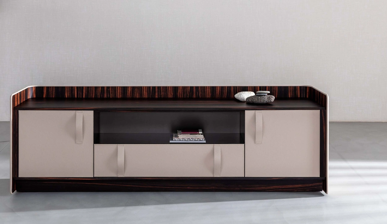 Madia Gentleman con struttura in legno multistrato curvato rivestito esternamente in pelle bianca, internamente in ebano con top in ebano di Flou