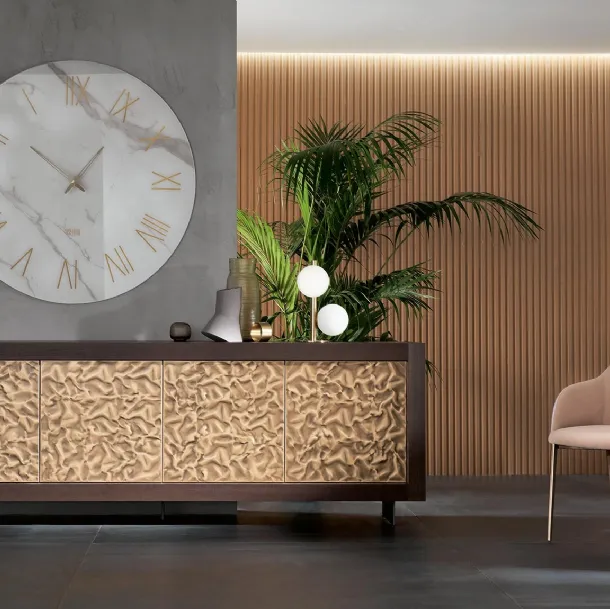 Madia Picasso P12 Mito in legno di Rovere con ante rivestite in acciaio martellato finitura foglia rame di Riflessi