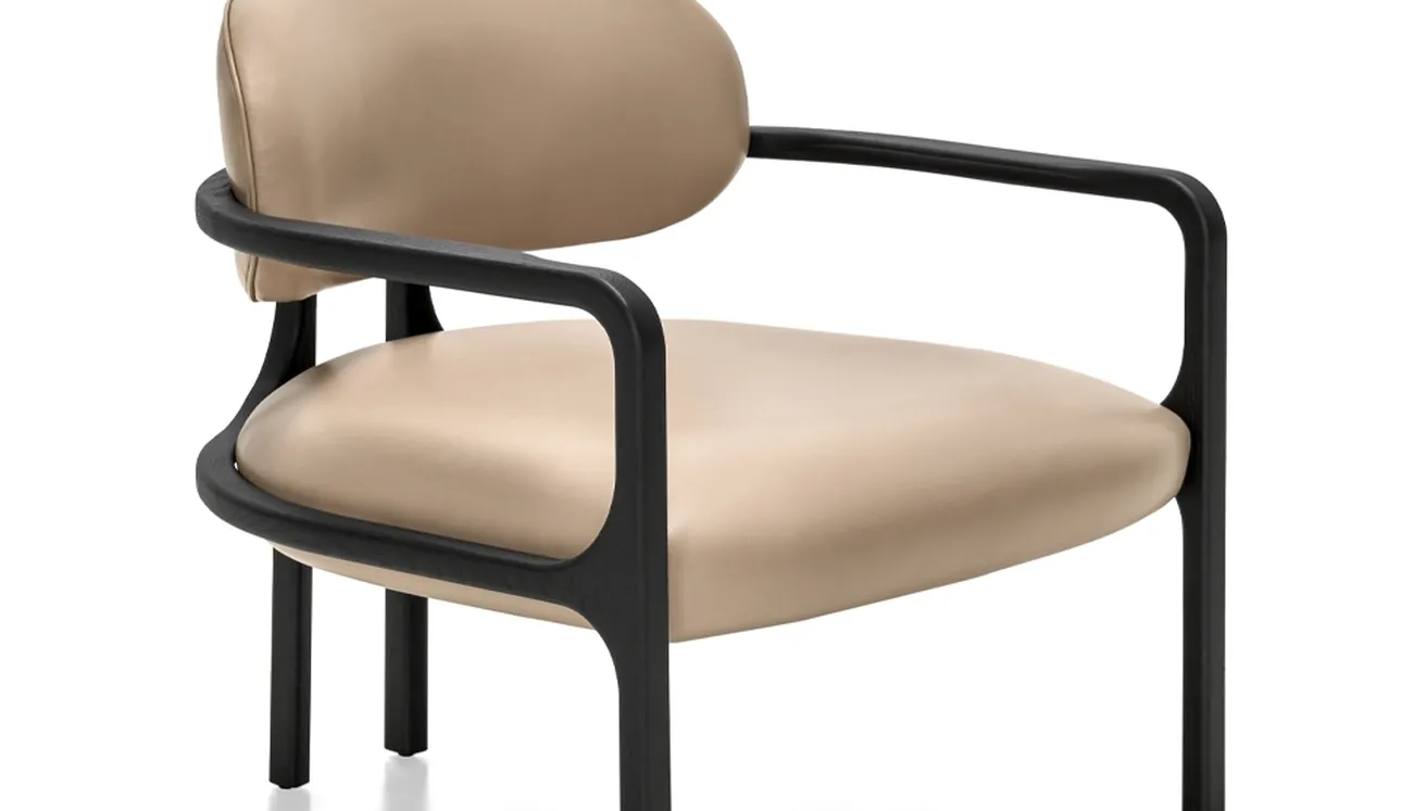 Poltroncina Brasilia in pelle con struttura in frassino nero di Arketipo