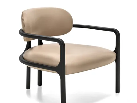 Poltroncina Brasilia in pelle con struttura in frassino nero di Arketipo