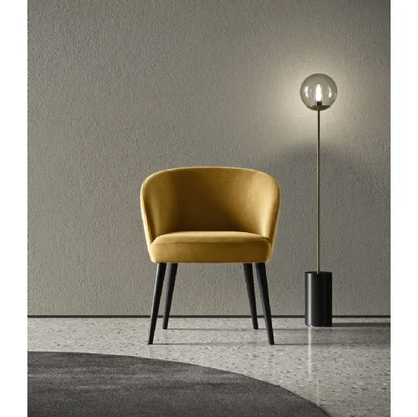 Poltroncina Evia in tessuto con struttura in legno di Presotto