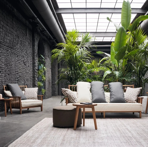 Poltrona Gray in noce di Gervasoni